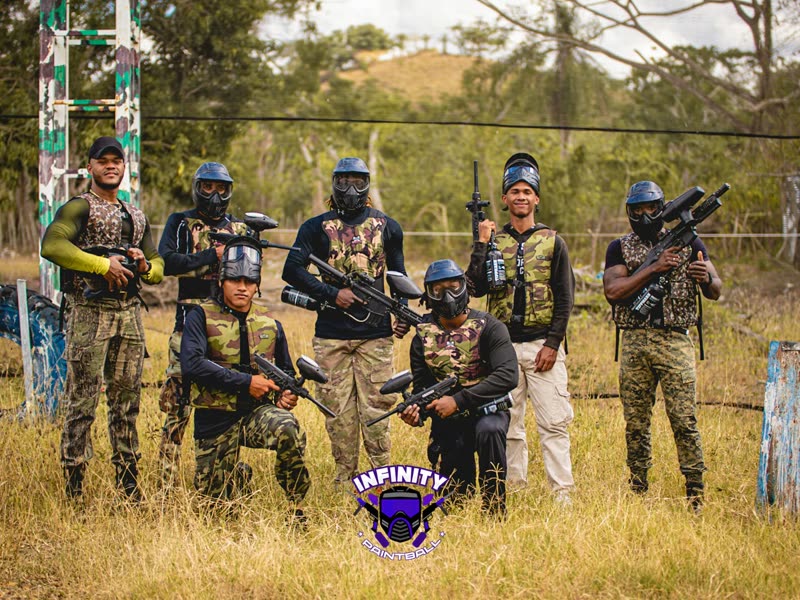 Grupo equipado en Infinity Paintball