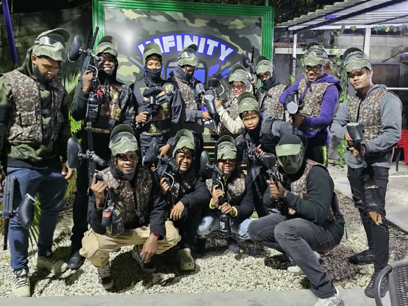 Grupo equipado en Infinity Paintball