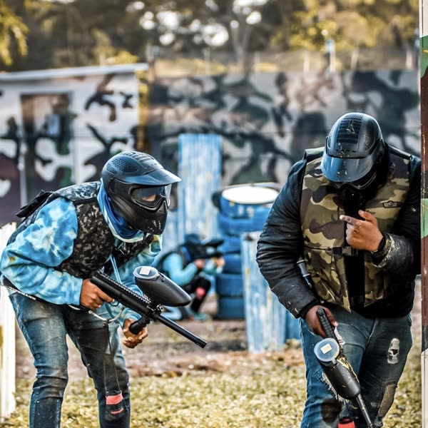 Dos jugadores avanzando con marcadoras en el campo