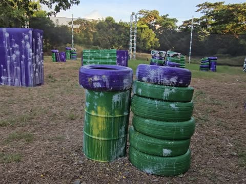 El campo con barricadas y árboles