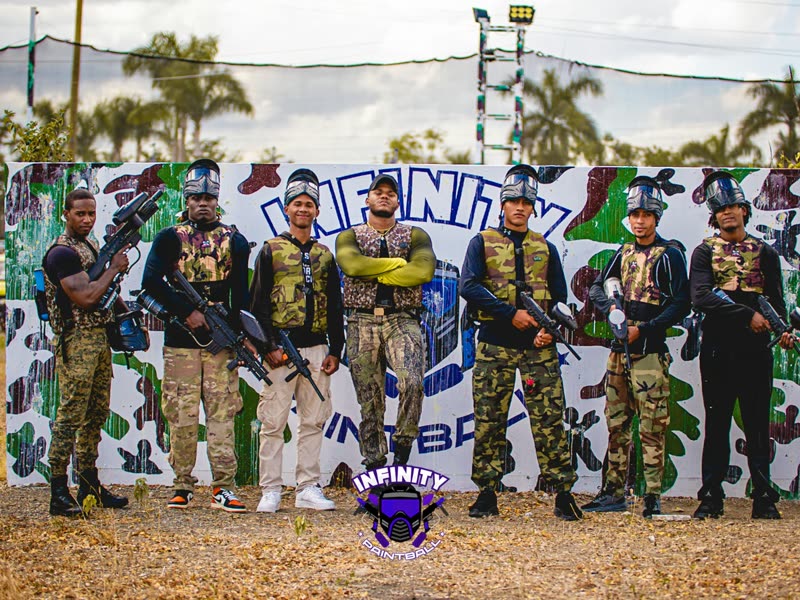 Grupo equipado en Infinity Paintball