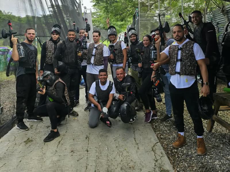 Grupo equipado en Infinity Paintball