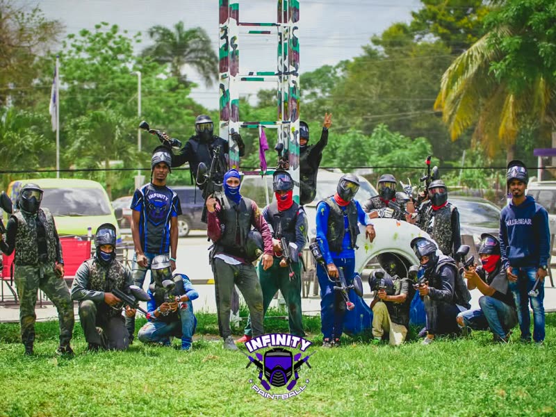 Grupo equipado en Infinity Paintball